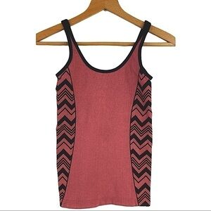 NUX Athletics - Seamless Tank Coral/Black Zigzag